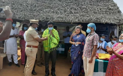 A police officer presented a shawl to a doctor in a medical camp which held to help the rural people